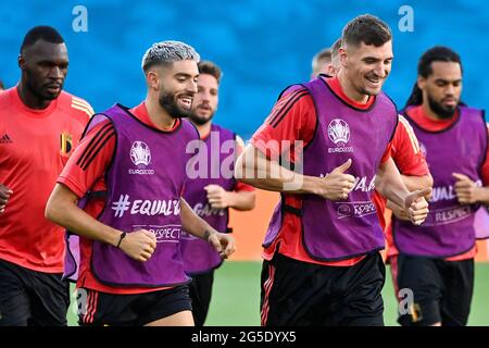 Der Belgier Yannick Carrasco und der Belgier Thomas Meunier, die während einer Trainingseinheit der belgischen Fußballnationalmannschaft Red Devils in Sevilla abgebildet wurden, Stockfoto