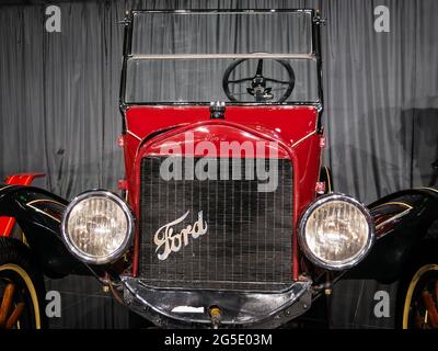 Bukarest, Rumänien - 05.14.2021: Vorderansicht mit einem roten Ford Model T aus dem Jahr 1920 Stockfoto