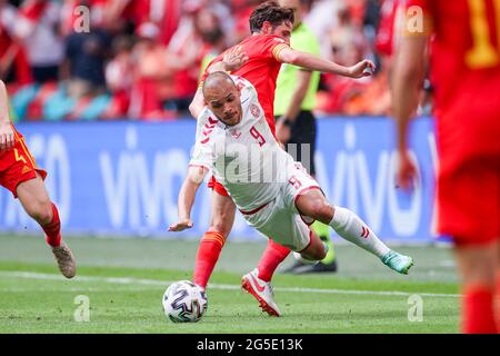 AMSTERDAM, NIEDERLANDE - 26. JUNI: Ben Davies von Wales, Joe Allen von Wales, Martin Braithwaite von Dänemark während des UEFA Euro 2020 Championship 1/8 Finalmatches zwischen Wales und Dänemark in der Johan Cruijff Arena am 26. Juni 2021 in Amsterdam, Niederlande (Foto von Marcel ter Bals/Orange Picles) Quelle: Orange Pics BV/Alamy Live News Stockfoto