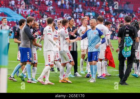 AMSTERDAM, NIEDERLANDE - 26. JUNI: Dänemark feiert den Sieg mit Torwart Kasper Schmeichel aus Dänemark während des UEFA Euro 2020 Championship 1/8 Finalmatches zwischen Wales und Dänemark in der Johan Cruijff Arena am 26. Juni 2021 in Amsterdam, Niederlande (Foto von Marcel ter Bals/Orange Picles) Quelle: Orange Pics BV/Alamy Live News Stockfoto