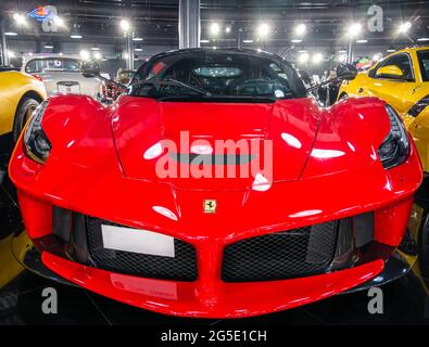 Bukarest, Rumänien - 05.14.2021: Vorderansicht mit einem roten Ferrari La Ferrari F 150 2014 Stockfoto