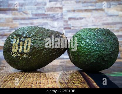 Nahaufnahme Detailfoto mit zwei Avocado frischen Bio-Früchten auf dem Küchentisch Stockfoto