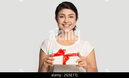 Porträt der lächelnden indischen Frau halten eingewickelte Geschenk Stockfoto