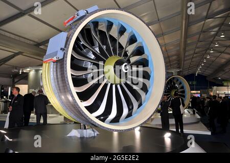 CFM International LEAP High-Bypass Turbofan-Motordisplay auf der Farnborough International Airshow 2012, Großbritannien. Geschäftige Halle mit Menschen Stockfoto