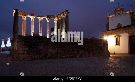 Römischer Tempel auf dem gepflasterten Platz, in der Nacht Beleuchtung, Evora, Portugal Stockfoto