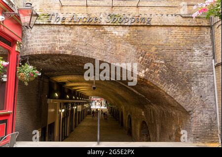 Die Arches Shopping Street unterhalb der Charing Cross Station. London - 26. Juni 2021 Stockfoto