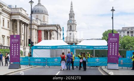 Westlicher Eingang zur UEFA Festival London Fan Zone am Trafalgar Square, um das Fußballturnier der Euro 2020 zu sehen. London - 26. Juni 2021 Stockfoto