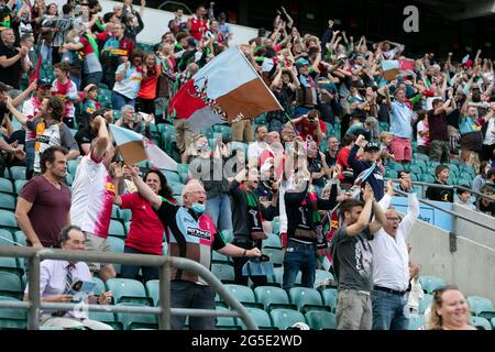 LONDON, GROSSBRITANNIEN. 26. JUNI: Fans von Harlequins feiern am Samstag, dem 26. Juni 2021, das Spiel der Gallagher Premiership zwischen Exeter Chiefs und Harlekins im Twickenham Stadium, Twickenham. (Kredit: Juan Gasparini, MI News) Kredit: MI Nachrichten & Sport /Alamy Live Nachrichten Stockfoto
