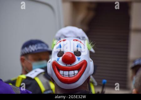 London, Großbritannien. Juni 2021. Ein Demonstrator mit einer Clownsmaske in Whitehall. Anti-Sperren- und Anti-Impfdemonstranten versammelten sich erneut im Zentrum von London, um gegen weitere Sperren, Masken und Impfpässe zu protestieren. (Kredit: Vuk Valcic / Alamy Live News) Stockfoto