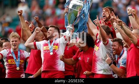 Twickenham, London, Großbritannien. Juni 2021. Premiership Rugby Union Final, Exeter Chiefs versus Harlekins; Teamfeiern, Gewinner Harlekins, 2021 Premiership Champs Credit: Action Plus Sports/Alamy Live News Stockfoto