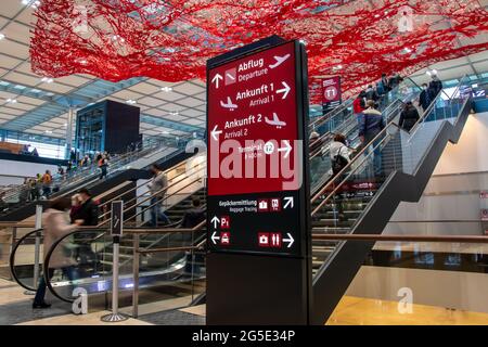 Schönefeld, Deutschland - 1. November 2020 - Wegweiser am Flughafen Berlin Brandenburg (BER), Willy Brand Airport Stockfoto