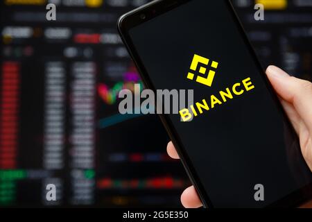 Ukraine, Odessa - 1. Juni 2021: Nahaufnahme des Smartphone mit der mobilen Binance-App, die auf dem Bildschirm läuft, mit einem Trading-Diagramm im Hintergrund Stockfoto