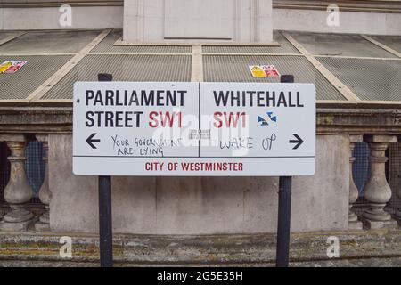 London, Großbritannien. Juni 2021. Graffiti auf dem Whitehall und Parliament Street Schild. Anti-Sperren- und Anti-Impfdemonstranten versammelten sich erneut im Zentrum von London, um gegen weitere Sperren, Masken und Impfpässe zu protestieren. (Kredit: Vuk Valcic / Alamy Live News) Stockfoto