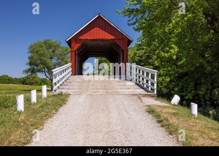 Eine alte rote hölzerne überdachte Brücke im ländlichen Iowa. Stockfoto