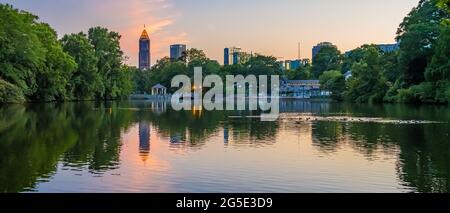 Panoramablick auf die Skyline von Midtown Atlanta in der Abenddämmerung vom Lake Clara Meer im Piedmont Park. (USA) Stockfoto
