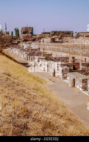 Sardis/Sardes/Sfarad - Ruinen einer antiken Stadt in der Provinz Manisa in der Türkei. Überreste der griechisch-byzantinischen Geschäfte und des Bath-Gymnasium-Komplexes. Archivscan von einem Dia. Oktober 1985. Stockfoto