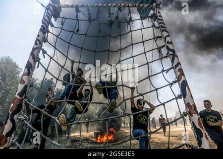 Gaza, Palästina. Juni 2021. Junge Palästinenser nehmen an einem militärischen Sommerlager Teil, das von der Bewegung des Islamischen Jihad in Gaza-Stadt organisiert wird. Heute begannen die militärischen Sommerlager in Gaza, um Jugendliche darin auszubilden, sich und ihre Heimat auch zu verteidigen, als eine Botschaft der Stärke an Israel, eine starke palästinensische Generation vorzubereiten, die in Zukunft Jerusalem und die palästinensischen Gebiete befreien kann. Kredit: SOPA Images Limited/Alamy Live Nachrichten Stockfoto