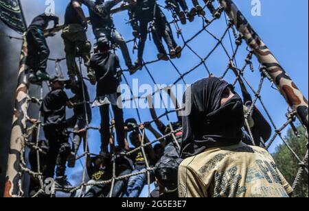 Gaza, Palästina. Juni 2021. Junge Palästinenser nehmen an einem militärischen Sommerlager Teil, das von der Bewegung des Islamischen Jihad in Gaza-Stadt organisiert wird. Heute begannen die militärischen Sommerlager in Gaza, um Jugendliche darin auszubilden, sich und ihre Heimat auch zu verteidigen, als eine Botschaft der Stärke an Israel, eine starke palästinensische Generation vorzubereiten, die in Zukunft Jerusalem und die palästinensischen Gebiete befreien kann. Kredit: SOPA Images Limited/Alamy Live Nachrichten Stockfoto