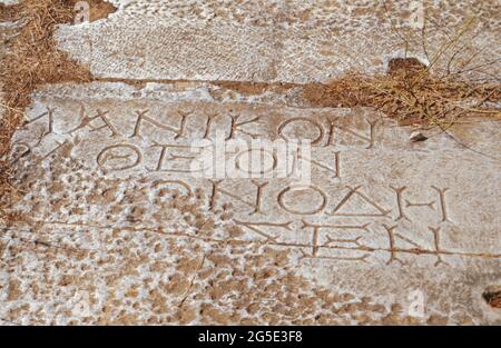 Sardis/Sardes/Sfarad - Ruinen einer antiken Stadt in der Provinz Manisa in der Türkei. Straßenbeschriftung aus der Synagoge. Archivscan von einem Dia. Oktober 1985. Stockfoto