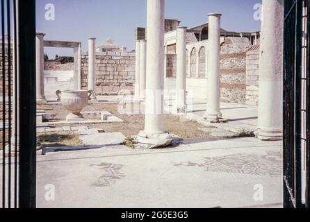 Sardis/Sardes/Sfarad - Ruinen einer antiken Stadt in der Provinz Manisa in der Türkei. Synagoge - vielleicht die beeindruckendste Synagoge in der westlichen Diaspora, die noch aus der Antike entdeckt wurde. Es war ein Teil eines großen Bad-Gymnasium-Komplexes. Archivscan von einem Dia. Oktober 1985. Stockfoto