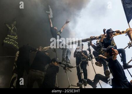 Gaza, Palästina. Juni 2021. Junge Palästinenser nehmen an einem militärischen Sommerlager Teil, das von der Bewegung des Islamischen Jihad in Gaza-Stadt organisiert wird. Heute begannen die militärischen Sommerlager in Gaza, um Jugendliche darin auszubilden, sich und ihre Heimat auch zu verteidigen, als eine Botschaft der Stärke an Israel, eine starke palästinensische Generation vorzubereiten, die in Zukunft Jerusalem und die palästinensischen Gebiete befreien kann. (Foto von Mahmoud Issa/SOPA Images/Sipa USA) Quelle: SIPA USA/Alamy Live News Stockfoto