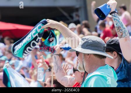 Kansas City, Usa. Juni 2021. Fans feiern während des Spiels der National Women's Soccer League zwischen Kansas City NWSL und Orlando Pride im Legends Field in Kansas City, Kansas. KEINE KOMMERZIELLE NUTZUNG. Kredit: SPP Sport Pressefoto. /Alamy Live News Stockfoto