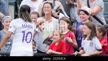 Kansas City, Usa. Juni 2021. Marta verbringt nach dem Spiel der National Women's Soccer League zwischen Kansas City NWSL und Orlando Pride Zeit mit Fans im Legends Field in Kansas City, Kansas. KEINE KOMMERZIELLE NUTZUNG. Kredit: SPP Sport Pressefoto. /Alamy Live News Stockfoto