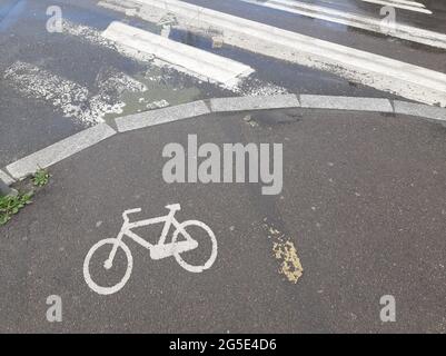 Bukarest, Rumänien - 05. Mai 2021: Radweg auf einem Bürgersteig in Bukarest. Stockfoto