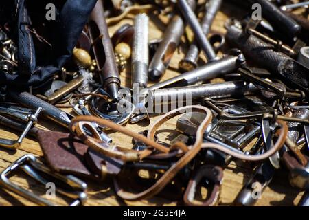 Bukarest, Rumänien - 24. Juni 2021: Die Lederwerkzeuge eines traditionellen Handwerkers, im Dimitrie Gusti National Village Museum, in Bukarest. Stockfoto