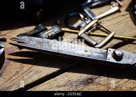 Bukarest, Rumänien - 24. Juni 2021: Die Lederwerkzeuge eines traditionellen Handwerkers, im Dimitrie Gusti National Village Museum, in Bukarest. Stockfoto