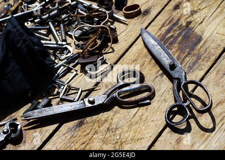 Bukarest, Rumänien - 24. Juni 2021: Die Lederwerkzeuge eines traditionellen Handwerkers, im Dimitrie Gusti National Village Museum, in Bukarest. Stockfoto