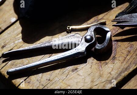 Bukarest, Rumänien - 24. Juni 2021: Die Lederwerkzeuge eines traditionellen Handwerkers, im Dimitrie Gusti National Village Museum, in Bukarest. Stockfoto