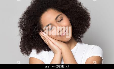 Glückliche afroamerikanische Frau schläft sehen Träume Stockfoto