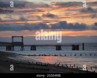 Sheerness, Kent, Großbritannien. Juni 2021. UK Wetter: Sonnenuntergang in Sheerness, Kent. Kredit: James Bell/Alamy Live Nachrichten Stockfoto