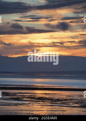 Sheerness, Kent, Großbritannien. Juni 2021. UK Wetter: Sonnenuntergang in Sheerness, Kent. Kredit: James Bell/Alamy Live Nachrichten Stockfoto