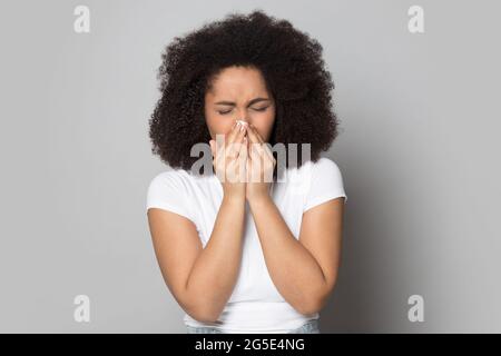 Ungesunde Birazialfrau fühlt sich unwohl, wenn sie Fieber hat Stockfoto