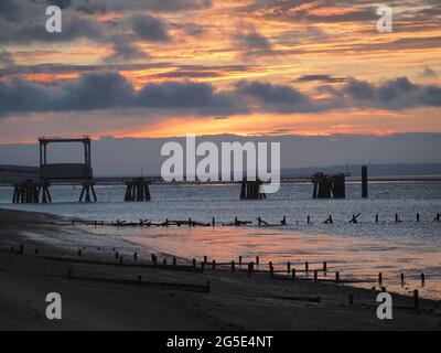 Sheerness, Kent, Großbritannien. Juni 2021. UK Wetter: Sonnenuntergang in Sheerness, Kent. Kredit: James Bell/Alamy Live Nachrichten Stockfoto