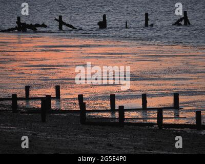 Sheerness, Kent, Großbritannien. Juni 2021. UK Wetter: Sonnenuntergang in Sheerness, Kent. Kredit: James Bell/Alamy Live Nachrichten Stockfoto