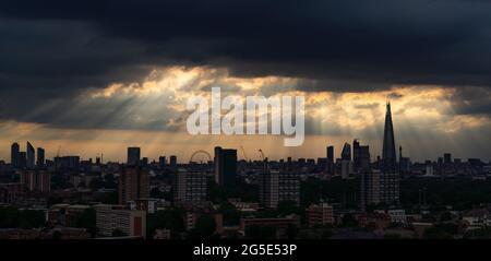 London, Großbritannien. Juni 2021. Wetter in Großbritannien: Dramatische Abendsonnen über der Stadt, einschließlich des Shard Wolkenkratzers Wahrzeichen. Kredit: Guy Corbishley/Alamy Live Nachrichten Stockfoto