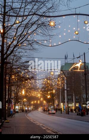 Hamburg Mönckebergstraße mit Weihnachtsschmuck Stockfoto