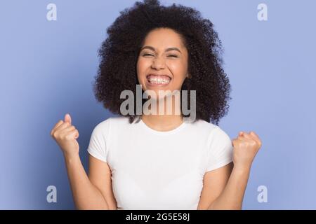 Porträt einer glücklichen afroamerikanischen Frau feiert Erfolg Stockfoto