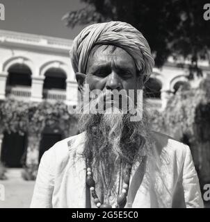 1950s, historisch, ein männlicher indischer Straßenhändler, mit langem Bart und Turban, Benares, Indien. Stockfoto