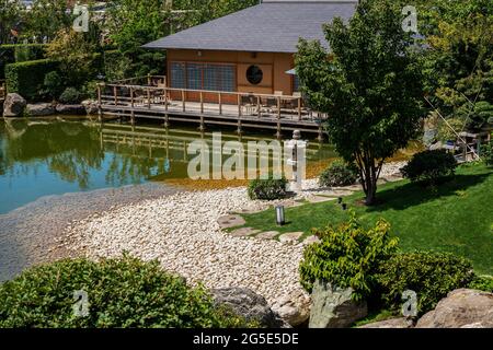 japanischer Garten 'Six sences': Teich und typisches Teehaus am Schwarzen Meer im Hintergrund. Schöne Natur im Sommer! Stockfoto