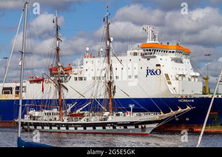 „MS Norbank“, „P&O“, „RORO“, Frachtschiff, Teilnahme am Tall Ships Festival. Traditionelles Segelschiff mit Masten nach vorne. Dublin, Irland Stockfoto