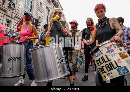 London, Großbritannien am 26. Juni 2021: Regierungsfeindliche Aktivisten protestieren gegen den Piccadilly Circus. Der Protest vereint Aktivisten aus vielen oppositionellen linken Bewegungen wie Kill the Bill, der Volksversammlung, den Stimmen der NHS-Mitarbeiter, der Stop the war Coalition oder der Extintion Rebellion. Stockfoto