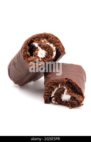 Schokoladenkuchenrolle auf weißem Hintergrund Stockfoto