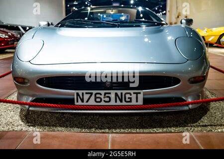 Yeovil, Somerset, Großbritannien – Juni 18 2021. Vorderansicht des Jaguar XJ220 Super-Fahrzeugs, das der Öffentlichkeit auf einer Autoleinung gezeigt wird. Absichtlich flache d Stockfoto