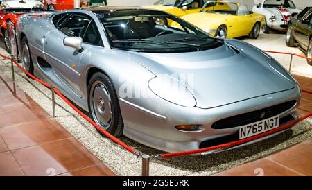 Yeovil, Somerset, Großbritannien – Juni 18 2021. Seitenansicht des Jaguar XJ220 Super-Fahrzeugs, das der Öffentlichkeit auf einer Automshow gezeigt wird. Absichtlich flache de Stockfoto
