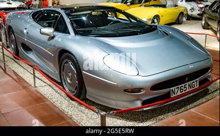 Yeovil, Somerset, Großbritannien – Juni 18 2021. Seitenansicht des Jaguar XJ220 Super-Fahrzeugs, das der Öffentlichkeit auf einer Automshow gezeigt wird. Absichtlich flache de Stockfoto