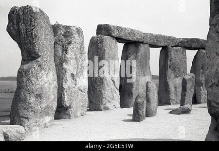 1960er, historisch, Außenansicht der alten Steine in Stonehenge, Wiltshire, England, Großbritannien. In dieser Zeit und in früheren Epochen konnte man frei um die prähistorischen Steine herumlaufen, aber in den folgenden zehn Jahren, im Jahr 1977, wurden die Steine aufgrund der steigenden Besucherzahlen und der Beschädigung des Grases und der allgemeinen Erosion an der heiligen, alten Grabstätte abgespalten, um den Zugang zu verhindern. Cecil Chubb, der sich auf dem Anwesen der Abtei von Amesbury befindet und sich zu einer Zeit im Besitz von König Heinrich VIII. War, brachte das Grundstück mit den Steinen auf einer Auktion im Jahr 1915 und gab es 1918 an die britische Nation. Stockfoto